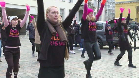 Teilnehmerinnen der Tanzinitiative "One Billion Rising" in MV. © Screenshot 