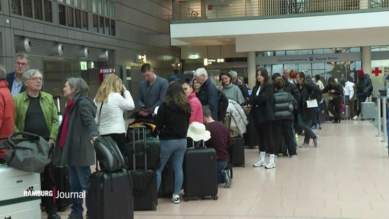 Reisende stehen am Hamburger Flughafen in einer Schlange. © Screenshot 