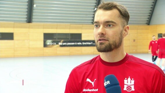 Der Handballer Casper U. Mortensen spricht in die Kamera. © Screenshot 