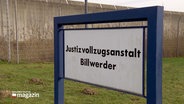 Ein Schild mit der Aufschrift: "Justizvollzugsanstalt Billwerder". © Screenshot 