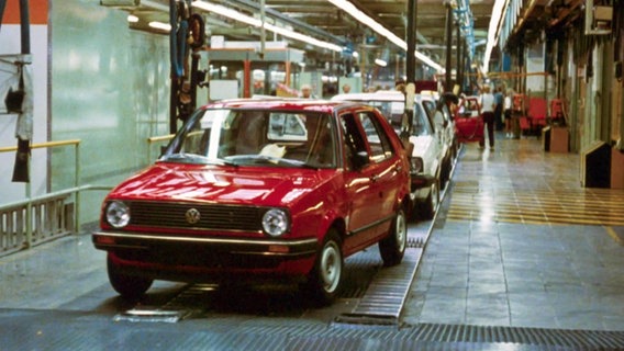 Ein VW Golf steht in einer Produktionshalle. © Screenshot 