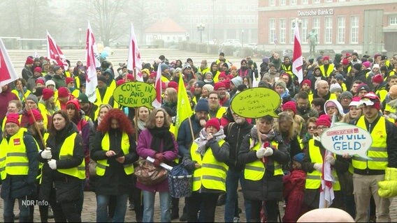 Menschen streiken für mehr Gehalt. © Screenshot 