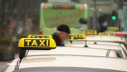 Mehrere Taxis parken hintereinander am Straßenrand. © Screenshot 