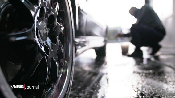 Jemand reinigt ein Auto in der Pkw-Reinigung Dabelstein. © Screenshot 