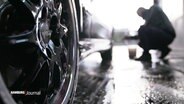 Jemand reinigt ein Auto in der Pkw-Reinigung Dabelstein. © Screenshot 
