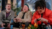 Drei lachende Menschen vor einer Spielkonsole © NDR 
