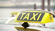 Eine Leuchte mit dem Schriftzug "Taxi". © Screenshot 