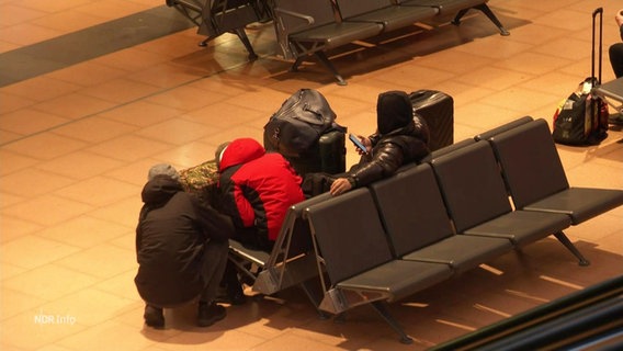 Gestrandete Passagierre am Flughafen. © Screenshot 