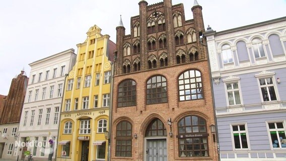 Blick auf historische Kontorhäuser an einem größeren Platz in Stralsund. © Screenshot 