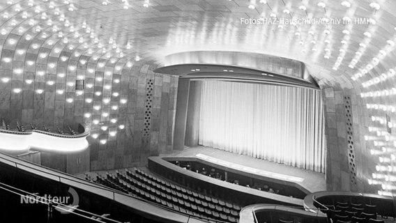 Schwarz-weiß Foto: Blick in den historischen Vorführungssaal eines Kinos in der 60er Jahren © Screenshot 