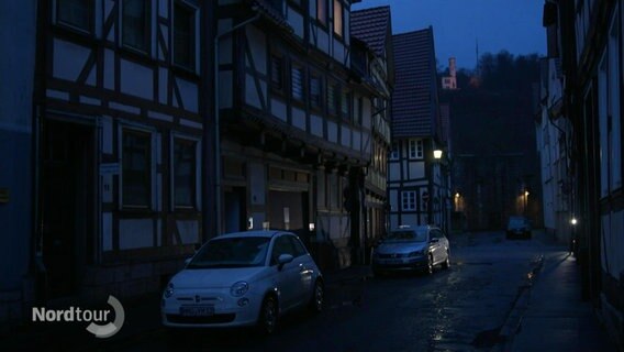 Blick in eine historische Gasse mit älteren Fachwerkhäusern bei Nacht © Screenshot 