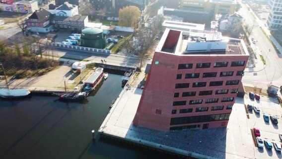 Das Fraunhofer Center für Maritime Logistik und Dienstleistungen am Harburger Binnenhafen aus der Luft © Screenshot 