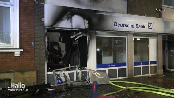 Blick auf die Front einer Deutschen Bank Filiale bei Nacht: Nach einer Geldautomatensprengung klafft ein großes Loch mit rußschwarzer Umrandung. © Screenshot 
