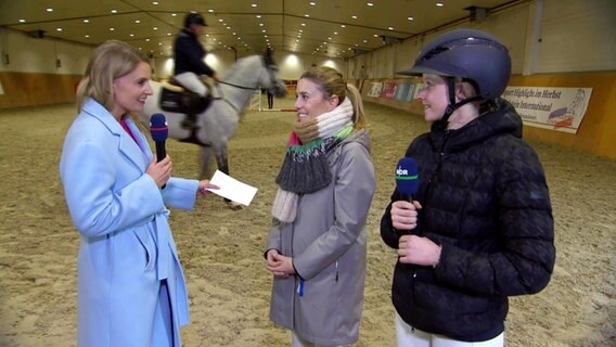 Interview mit Janne Friederike Meyer-Zimmermann (m) und Sophie Hinners (r.) © Screenshot 