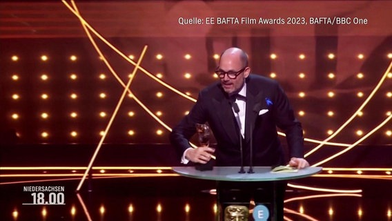 Regisseur Edward Berger bei der Verleihung der BAFTA Awards. © Screenshot 