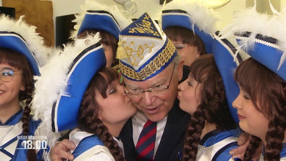 Ministerpräsident Stephan Weil bekommt Küsschen beim närrischen Sturm auf die Staatskanzlei. © Screenshot 