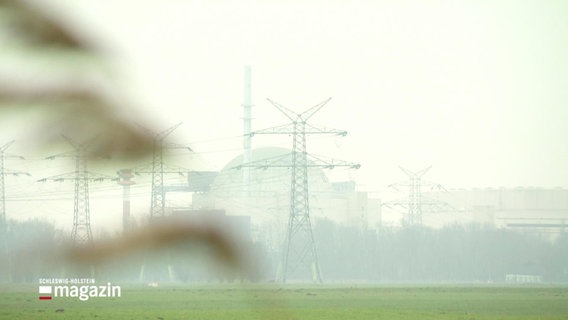 Das Kernkraftwerk brokdorfs im Hintergund, im Zentrum ein Acker © Screenshot 