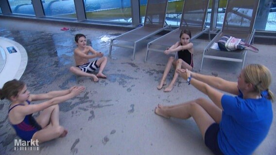 Kinder bei einem Schwimmkurs. © Screenshot 