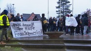 Eine Menschenmenge bei einer Demonstration. Links im Bild ein weißes Banner mit der Aufschrift: "Upahl braucht Ihre Hilfe, Frau Schwesig!" © Screenshot 