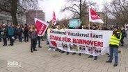 Bei einer Demonstration des öffentlichen Dienstes. Streikende mit einem Banner mit der Aufschrift: "Zusammen! Vielfältig! Laut! Stark für Hannover!" © Screenshot 