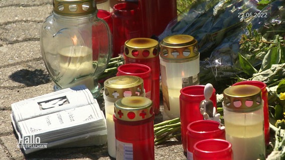 Grabkerzen, Blumen und kleine Gegenstände in Erinnerung und als Ausdruck des Mitgefühls bezüglich des Todes der 15-Jährigen Anastasia aus NIedersachsen. (Bild vom 22.6.2022). © Screenshot 