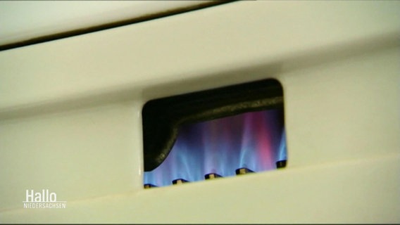 Blaue Gasflamme im Sichtfenster eines Boilers in einem Privathaushalt. © Screenshot 