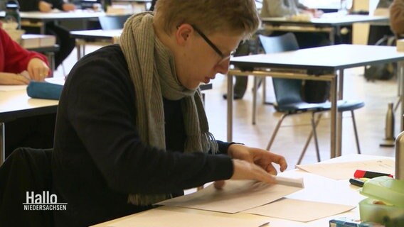 Ein Schüler in einer Prüfungssituation. © Screenshot 