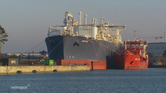 Große Schiffe an einem LNG-Terminal. © Screenshot 