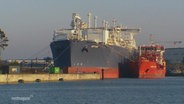 Große Schiffe an einem LNG-Terminal. © Screenshot 