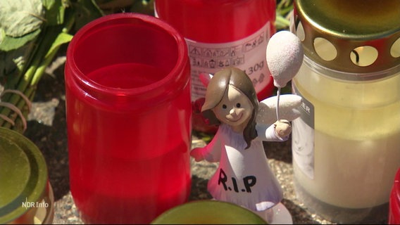 Grabkerzen, Blumen und kleine Gegenstände in Erinnerung und als Ausdruck des Mitgefühls bezüglich des Todes der 15-Jährigen Anastasia aus NIedersachsen. (Bild vom 22.6.2022).. © Screenshot 