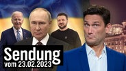 US-Präsident Joe Biden, Russlands Präsident Wladimir Putin und Präsident der Ukraine Wolodymyr Selenskyj vor der ukrainischen Flagge. Daneben Christian Ehring. (extra 3 vom 23.02.2023 im Ersten) © NDR 