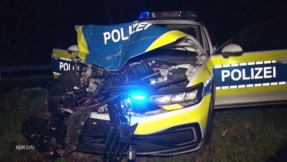 Ein Dienstwagen der Polizei mit Vollschaden nach einem Unfall © Screenshot 