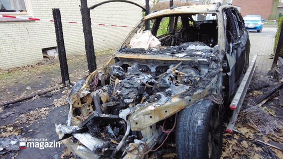 Das ausgebrannte Wrack eines Autos © Screenshot 