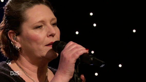 Die Musikerin AnNa R. bei einem Auftritt © Screenshot 