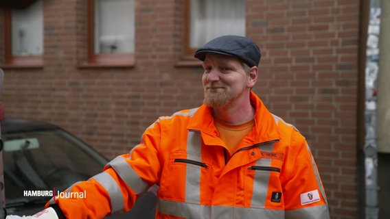 Ein Mitarbeiter der Müllabfuhr im Interview. © Screenshot 