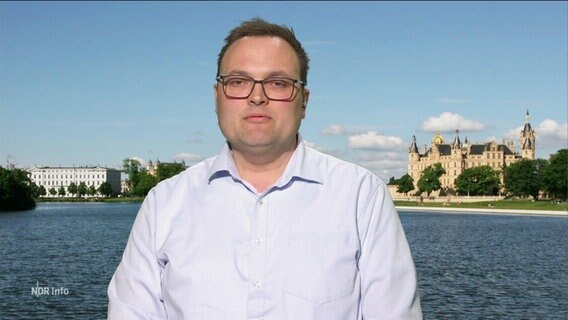 Reporter Michael Klingemann berichtet aus Schwerin über den möglichen Steuerbetrug der Klimastiftung Mecklenburg-Vorpommern. © Screenshot 