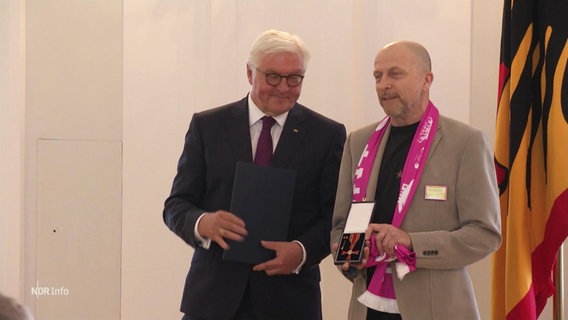 Jürgen Uebel wurde von Bundespräsident Frank-Walter Steinmeier mit dem Bundesverdienstkreuz ausgezeichnet. © Screenshot 