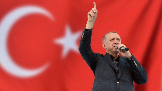 Der türkische Präsident Recep Tayyip Erdogan vor einer türkischen Flagge. (Song für Erdogan (2023): Sultan der Korruption / extra 3 vom 23.02.2023 im Ersten) © NDR 