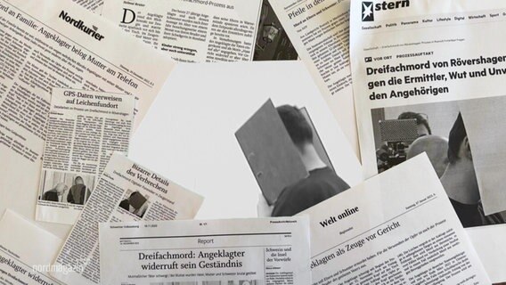Zeitungsauschnitte liegen um ein Foto eines angeklagten Dreifachmörders herum. © Screenshot 