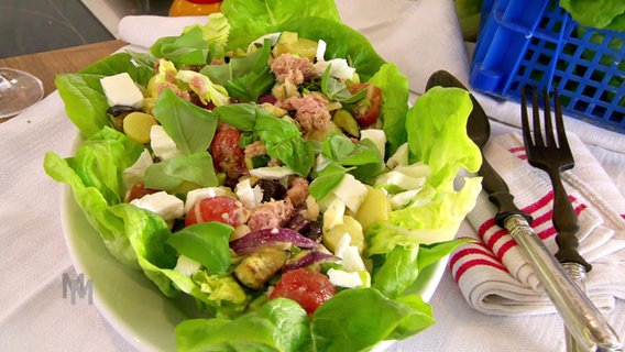 Martina und Moritz haben heute einen mediterranen Sommersalat gezaubert. © Screenshot 