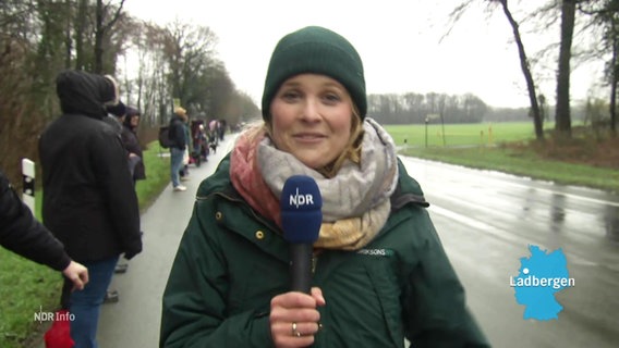 Reporterin Kahtrin Kampmann berichtet live von der Menschenkette bei Osnabrück. © Screenshot 