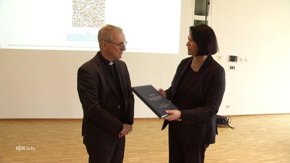 Der Untersuchungsbericht des Universitätsklinikums Ulm wurde heute dem Hamburger Erzbischof Stefan Heße übergeben. © Screenshot 