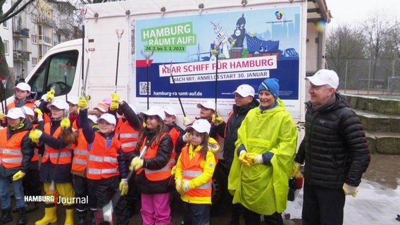 Auch zahlreiche Kinder haben sich an der Müllsammelaktion "Hamburg räumt auf!" beteiligt. © Screenshot 