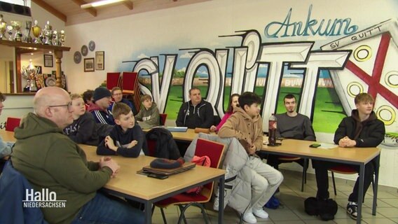 Amateurfußball-Schiedsrichter-Nachwuchs bei einem Lehrgang in Ankum. © Screenshot 