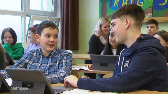 Zwei ukrainische Schüler üben die Deutsch in der Regionalschule Peter Lenné in Ludwigslust. © Screenshot 