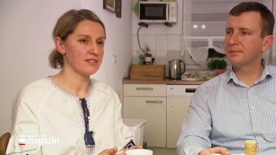 Eine Frau und ein Mann sitzen an einem Küchentisch © Screenshot 