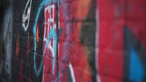 Graffiti-Flächen an einer Hauswand in Hamburg. © Screenshot 