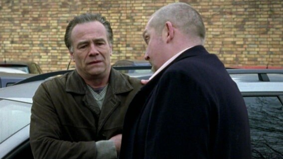 Max Ballauf (Klaus J. Behrendt) und Freddy Schenk (Dietmar Bär) stehen auf einem Parkplatz. © Screenshot 