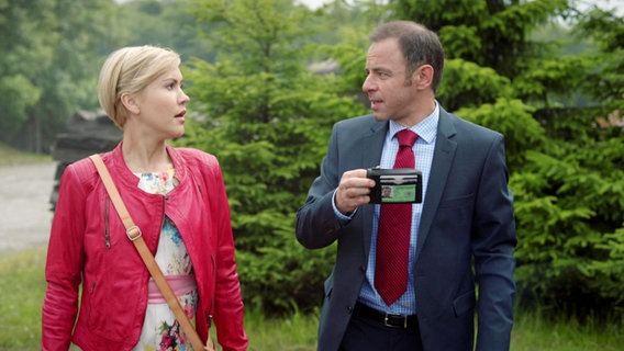 Klara Degen (Wolke Hegenbarth) und Paul Kleinert (Felix Eitner) gehen nebeneinander her. © Screenshot 