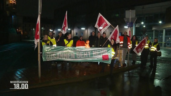 Verdi-Mitglieder protestieren auf der Straße. © Screenshot 
